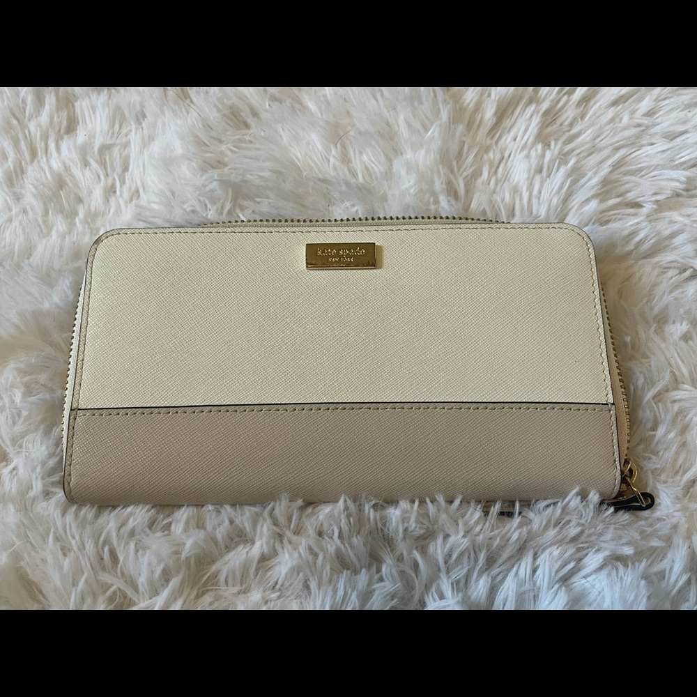 Kate Spade Wallet & Shoulder Bag
Perfect size for all the things 😁 - Picture 6 of 8